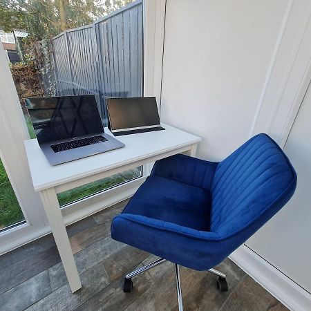Hornchurch Elm Park Cheerful 4-Bedroom Holiday Home מראה חיצוני תמונה