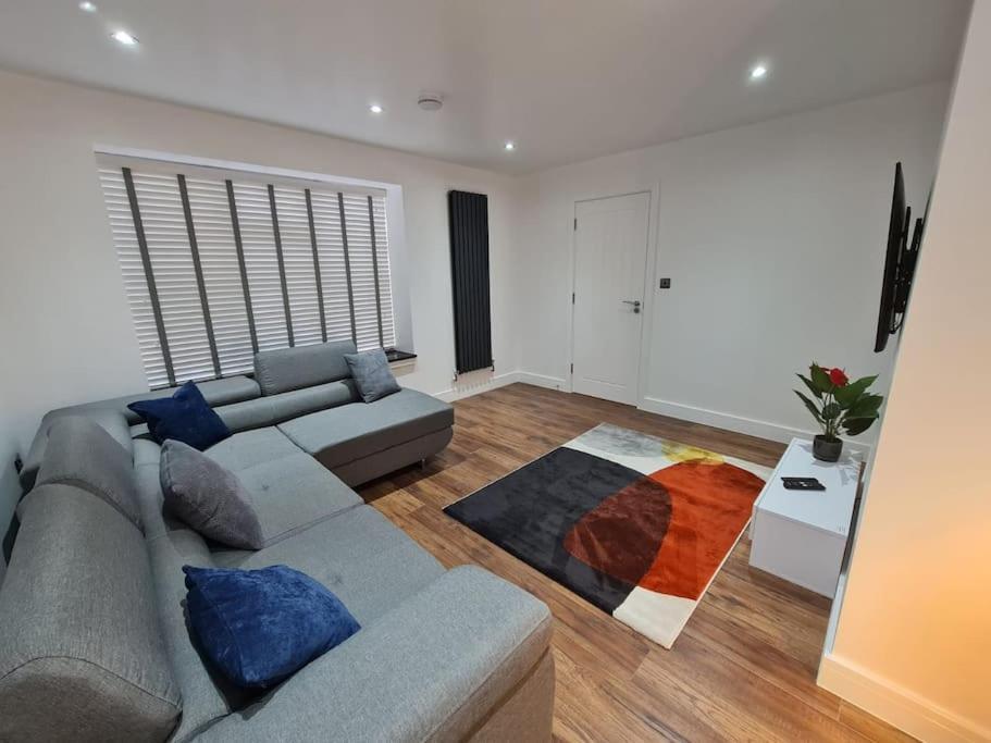 Hornchurch Elm Park Cheerful 4-Bedroom Holiday Home מראה חיצוני תמונה