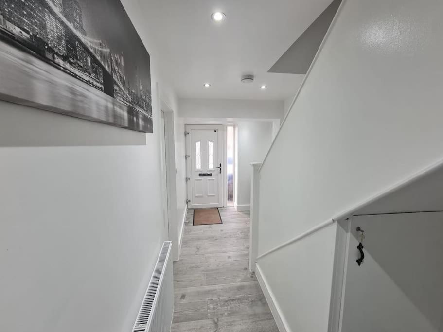 Hornchurch Elm Park Cheerful 4-Bedroom Holiday Home מראה חיצוני תמונה