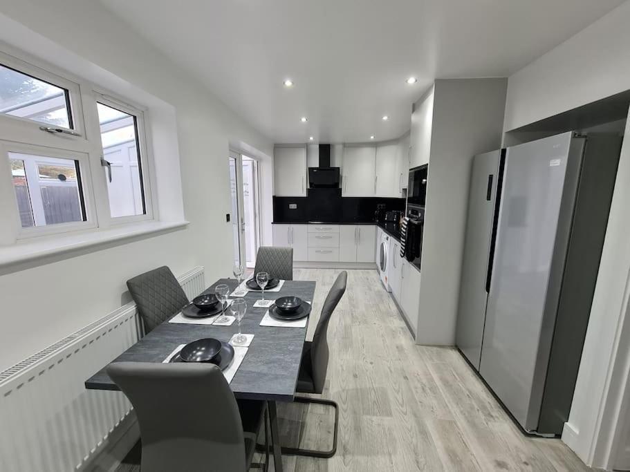 Hornchurch Elm Park Cheerful 4-Bedroom Holiday Home מראה חיצוני תמונה