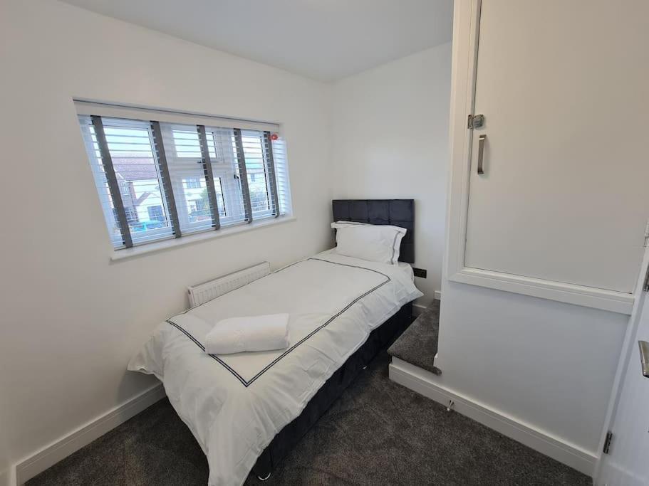 Hornchurch Elm Park Cheerful 4-Bedroom Holiday Home מראה חיצוני תמונה