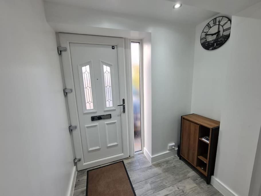 Hornchurch Elm Park Cheerful 4-Bedroom Holiday Home מראה חיצוני תמונה