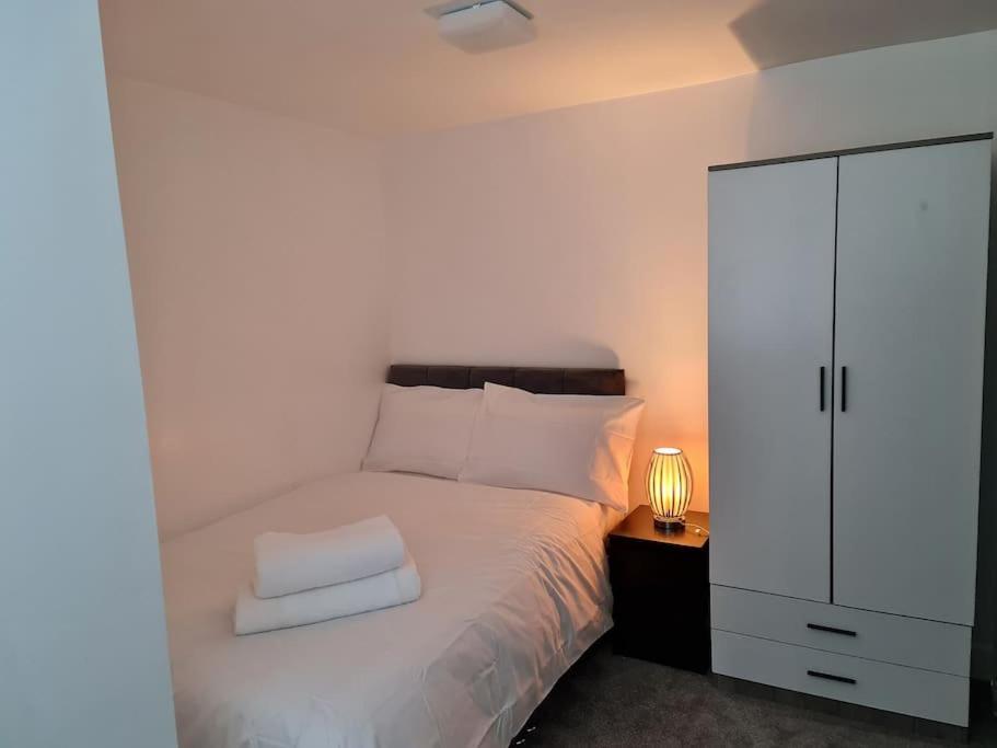Hornchurch Elm Park Cheerful 4-Bedroom Holiday Home מראה חיצוני תמונה