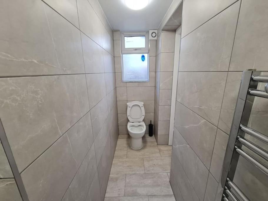 Hornchurch Elm Park Cheerful 4-Bedroom Holiday Home מראה חיצוני תמונה