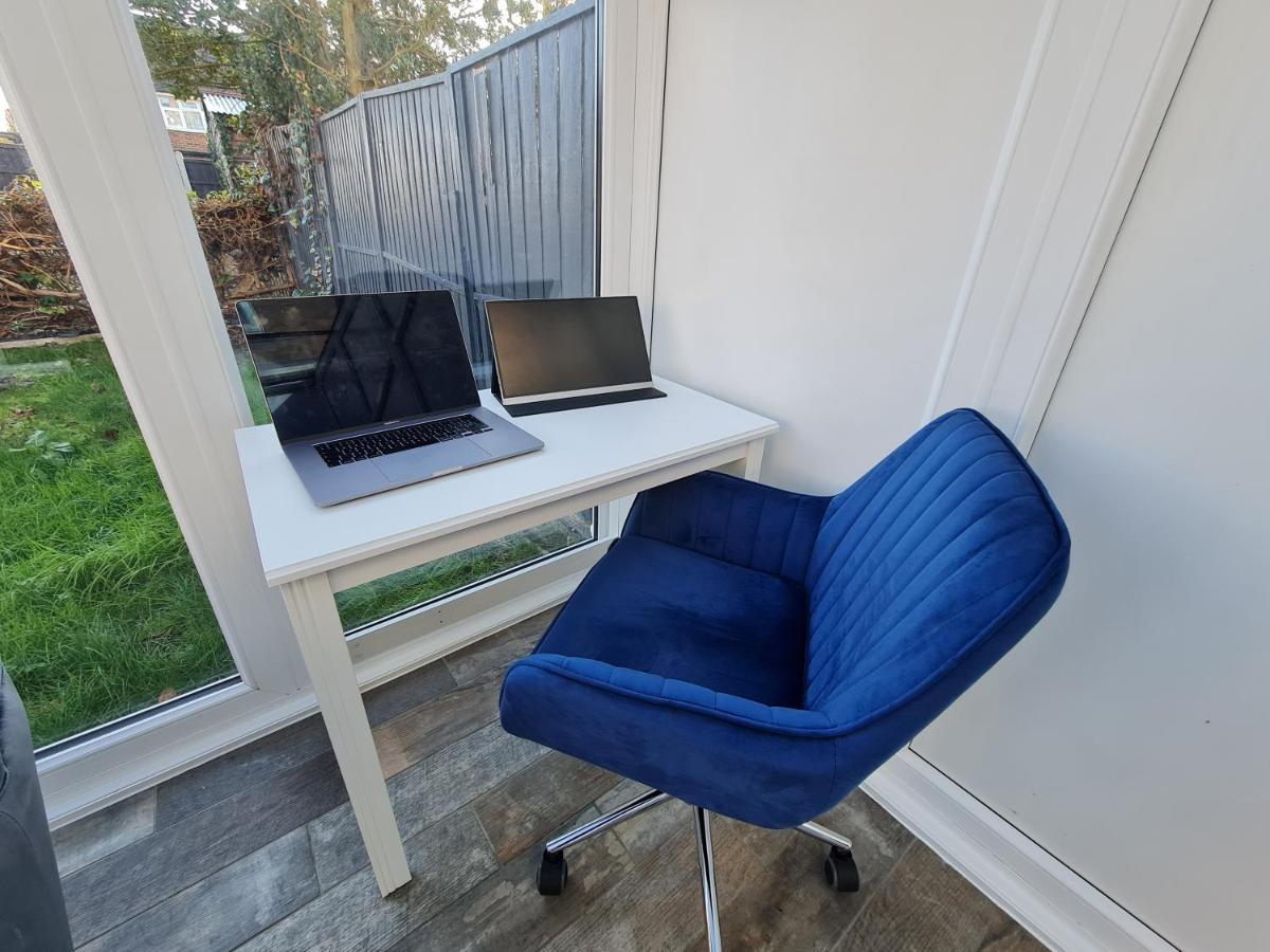Hornchurch Elm Park Cheerful 4-Bedroom Holiday Home מראה חיצוני תמונה